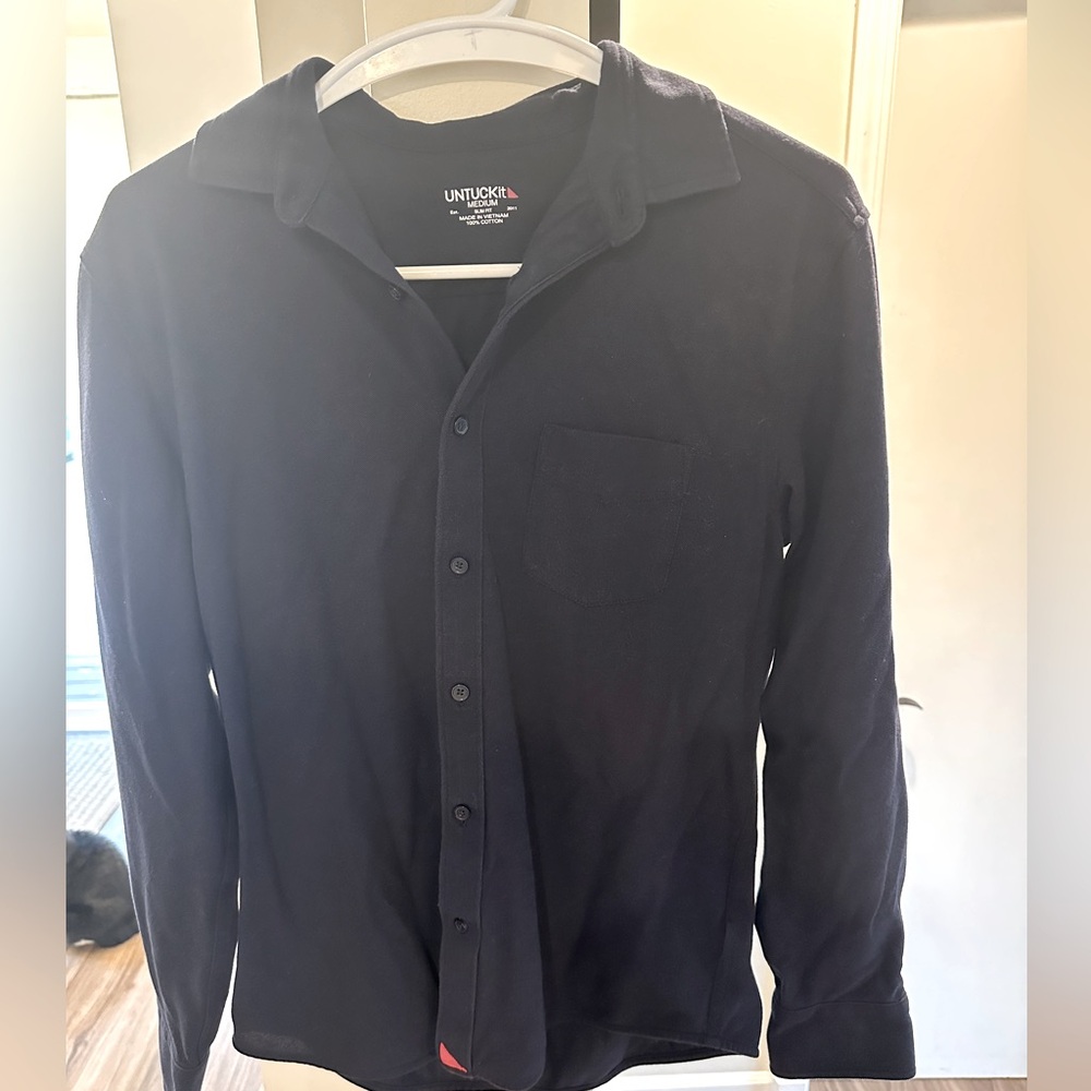 UNTUCKIT Long sleeve Dark Blue Button Up Shirt. Size Medium (Slim Fit)